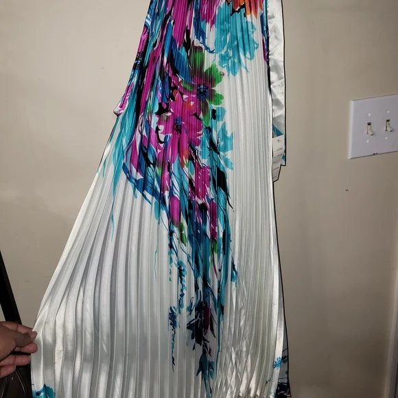 Floral Sleeveless Dress - Picture 2 of 6